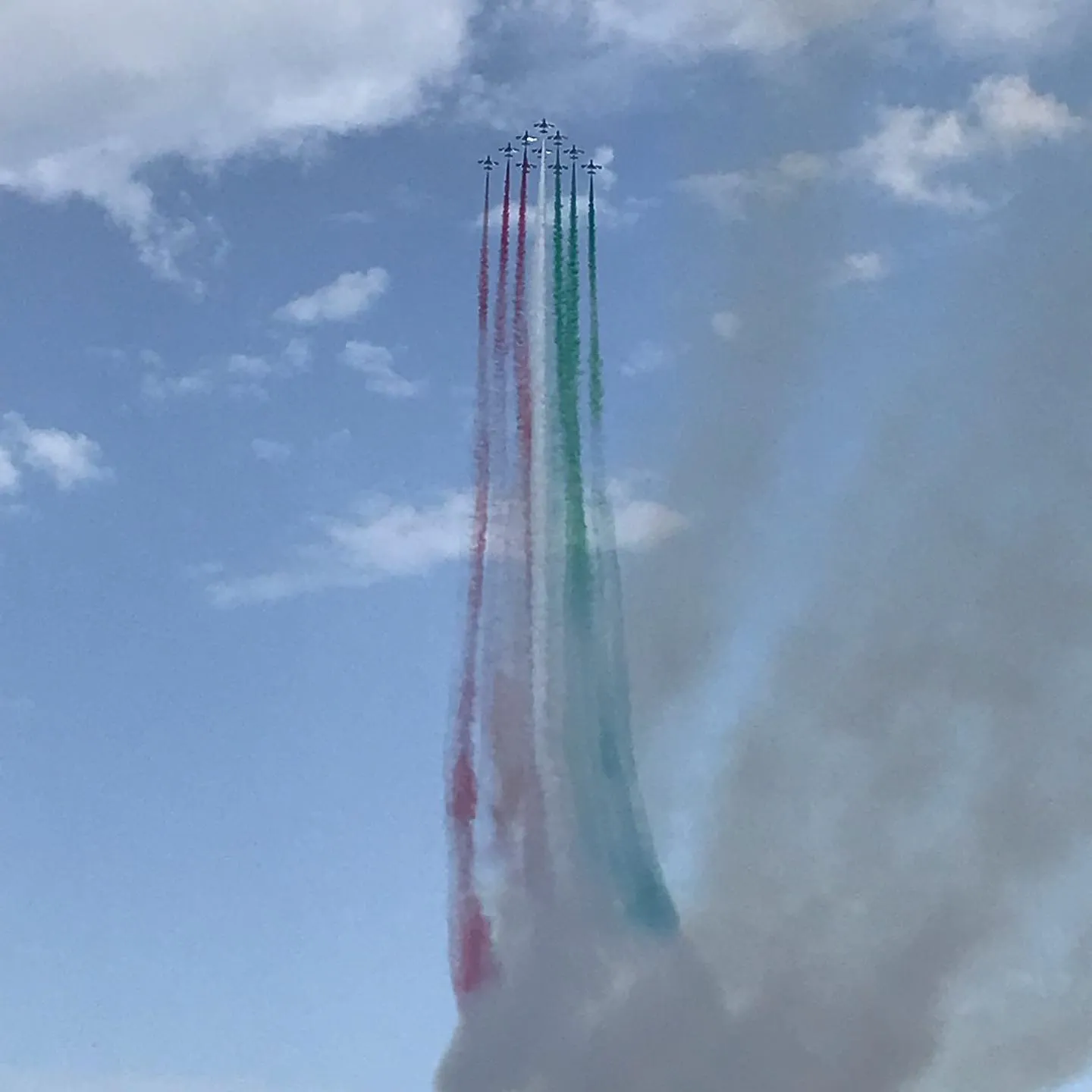 Frecce Tricolori in salita verticale con fumo tricolore.
