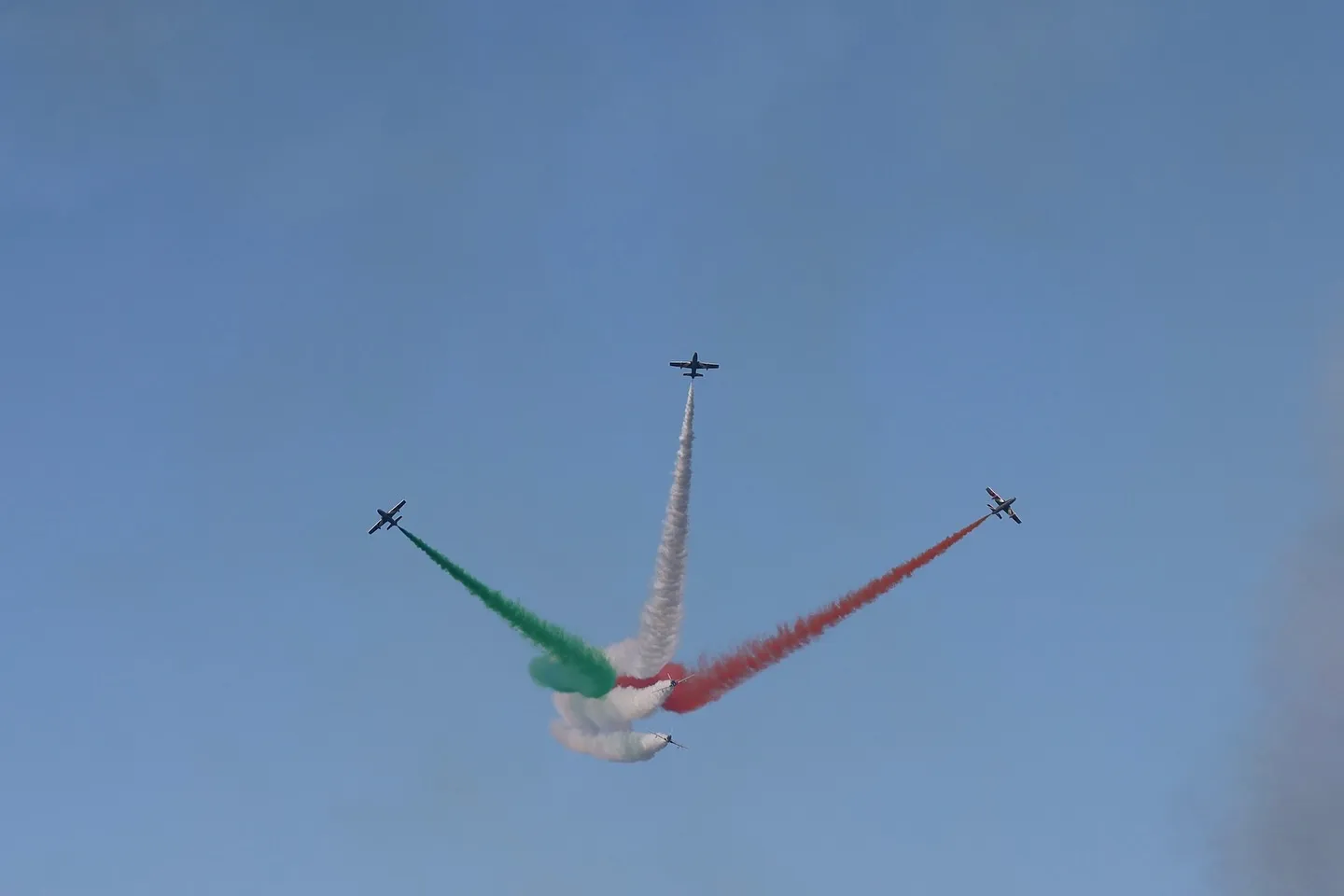 Apertura della formazione con scie tricolori.