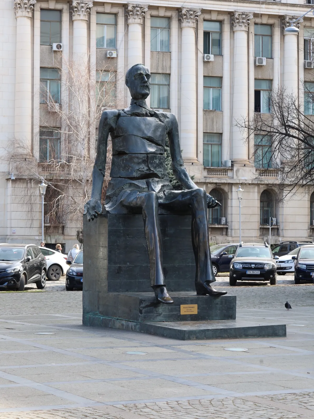 Bucarest — statua e architetture del centro storico.