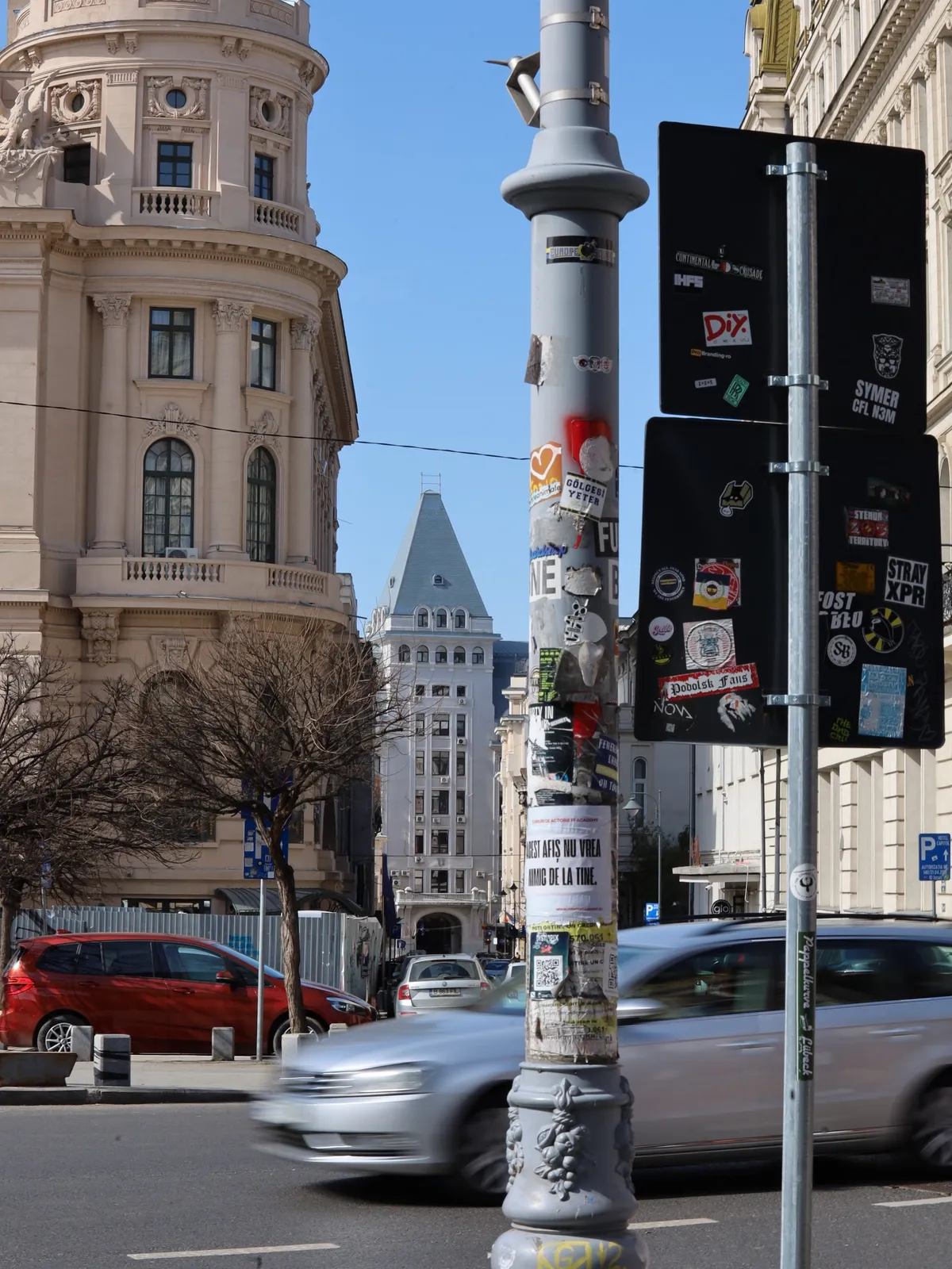 Bucarest — architetture storiche e dettagli urbani lungo Calea Victoriei.