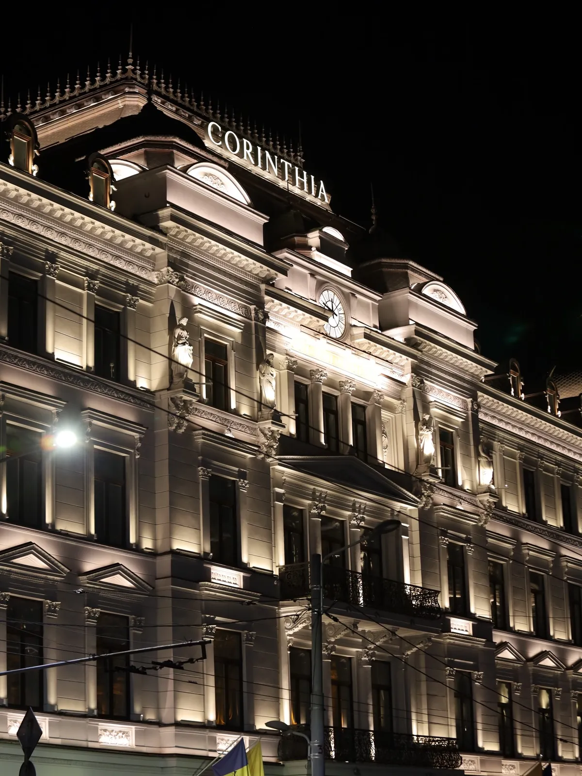 Bucarest — Grand Hotel Continental illuminato nella notte.