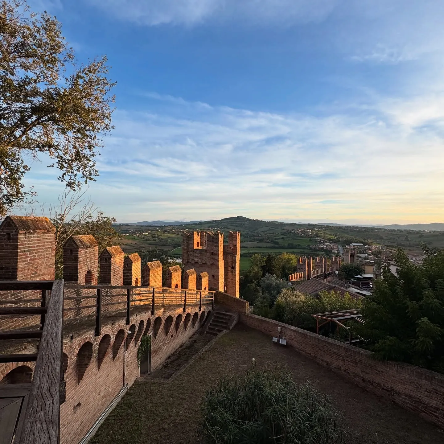 Mura storiche e panorama di un borgo marchigiano.
