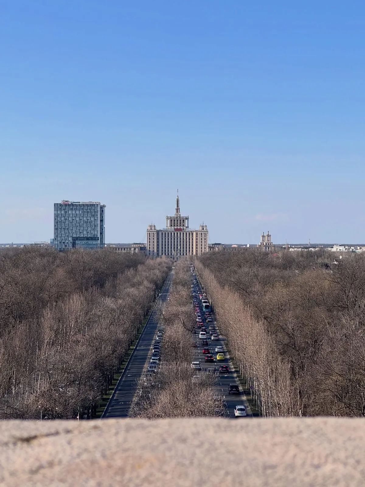 Bucarest — asse urbano osservato in profondità dall'area dell'Arco di Trionfo.