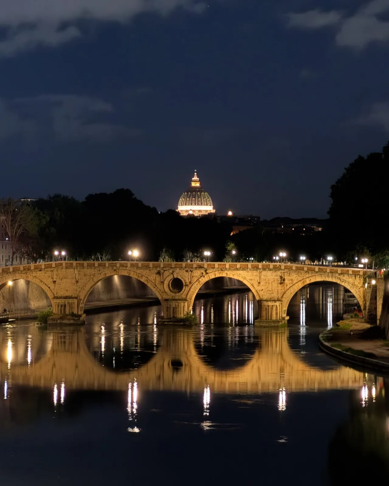 Roma — il Tevere e la cupola di San Pietro nella luce notturna.