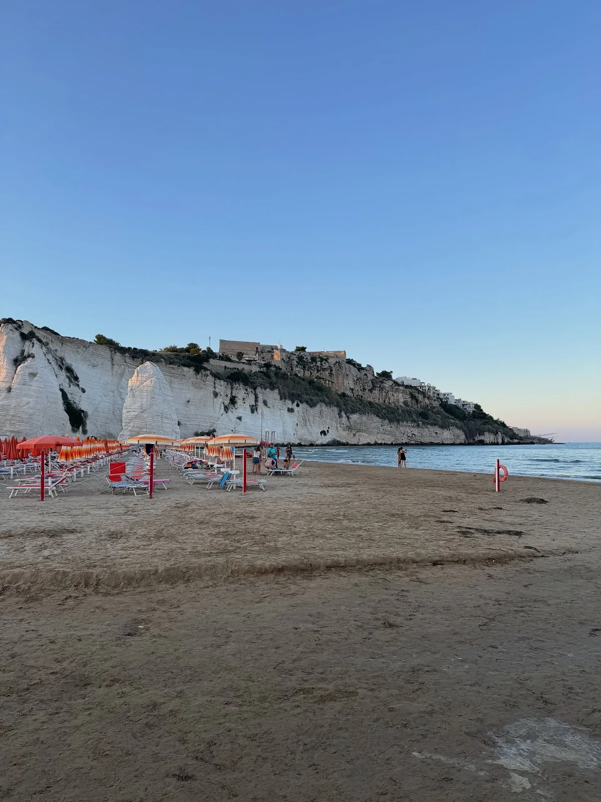 Costa adriatica — spiaggia ai piedi della falesia in luce invernale.
