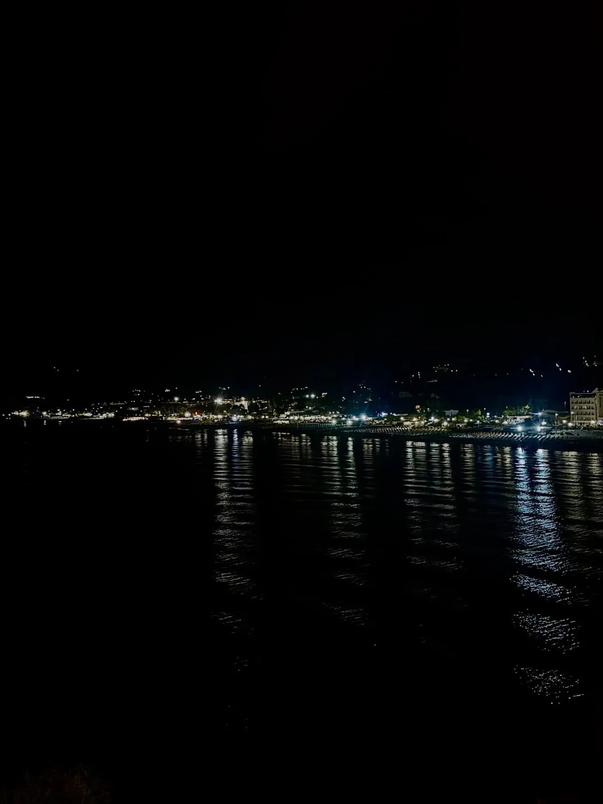 Vieste — costa e luci notturne sul mare.