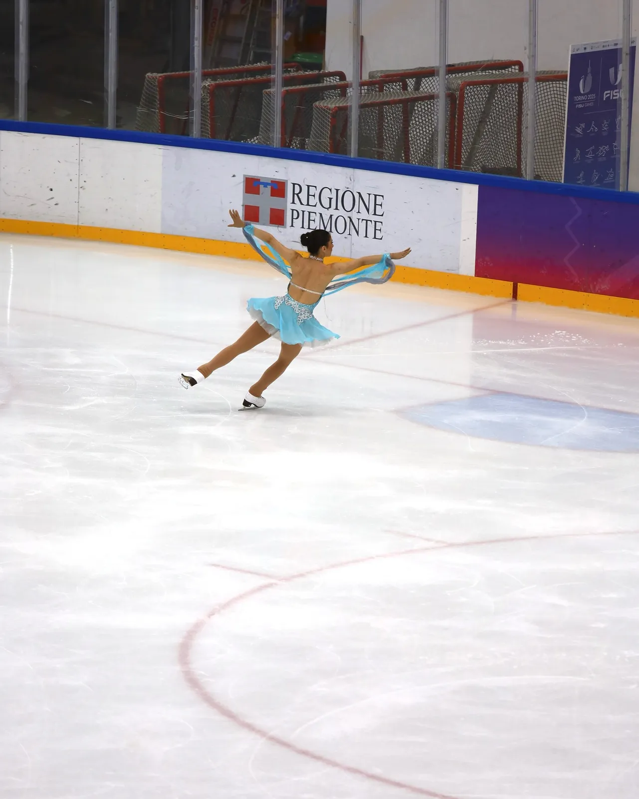 Torino 2025 FISU — pattinatrice artistica in una figura di equilibrio.