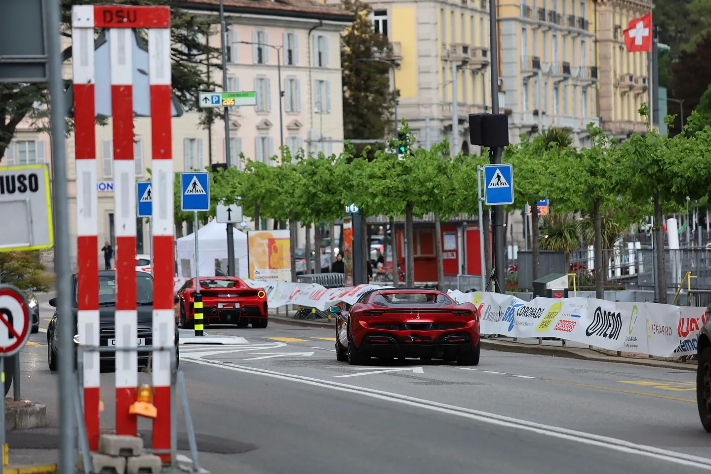 Lugano — supercar lungo il percorso urbano di una manifestazione motoristica.