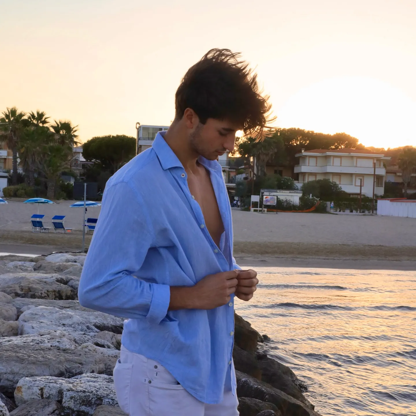 Ritratto ambientato sulla costa al tramonto.