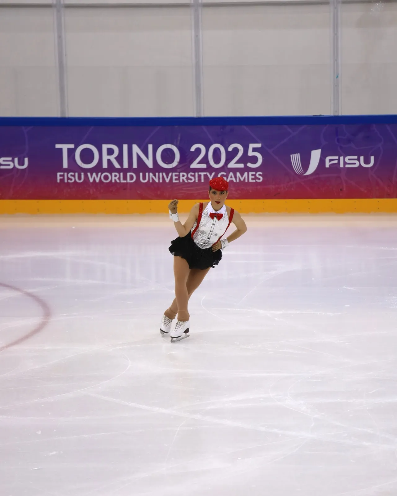 Torino 2025 FISU — atleta in gara sul ghiaccio.