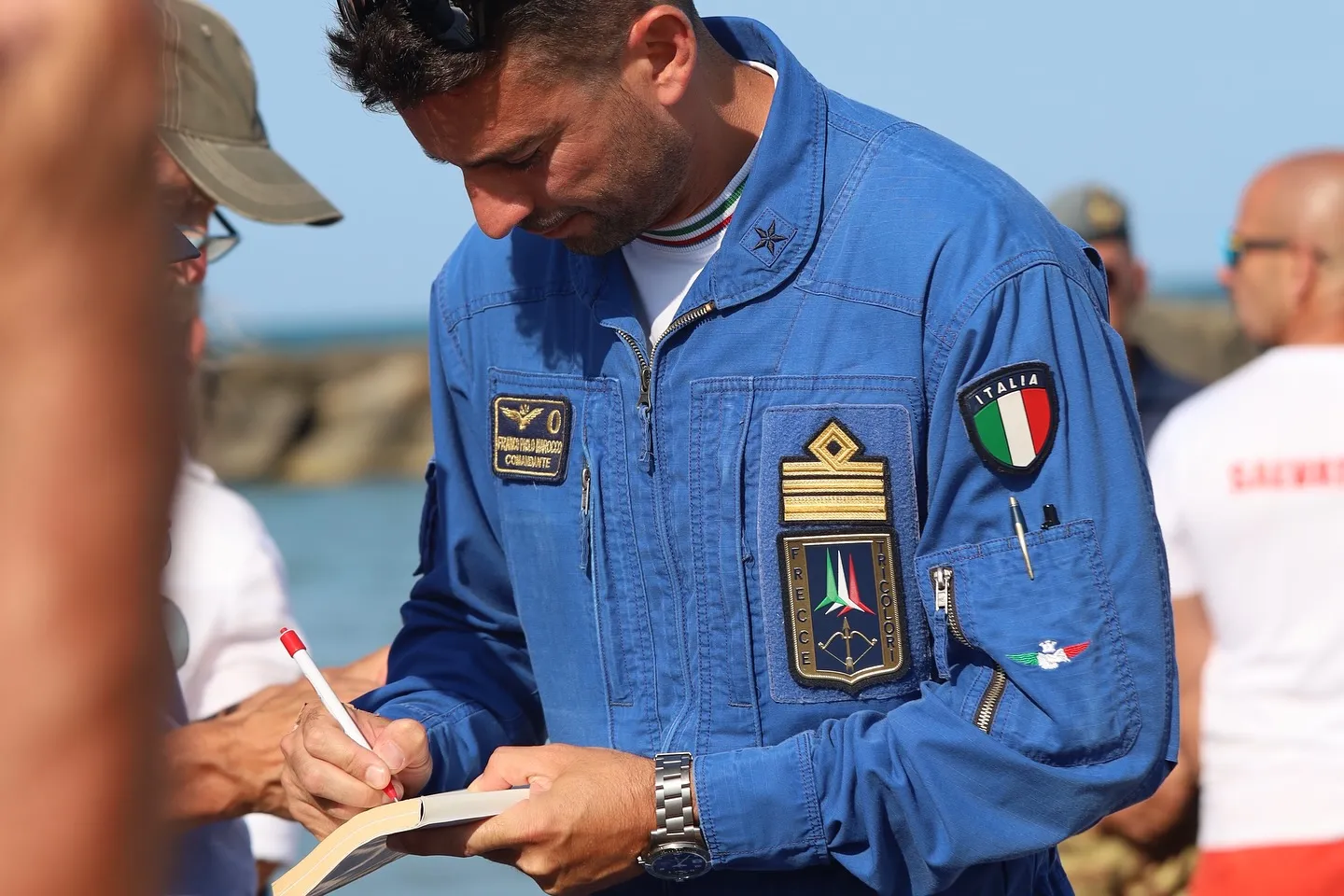 Pilota delle Frecce Tricolori durante un autografo al pubblico.