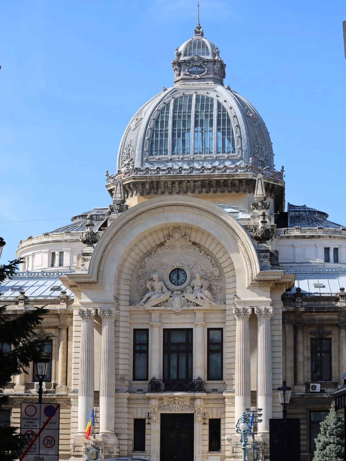 Bucarest — facciata monumentale del Palazzo CEC.