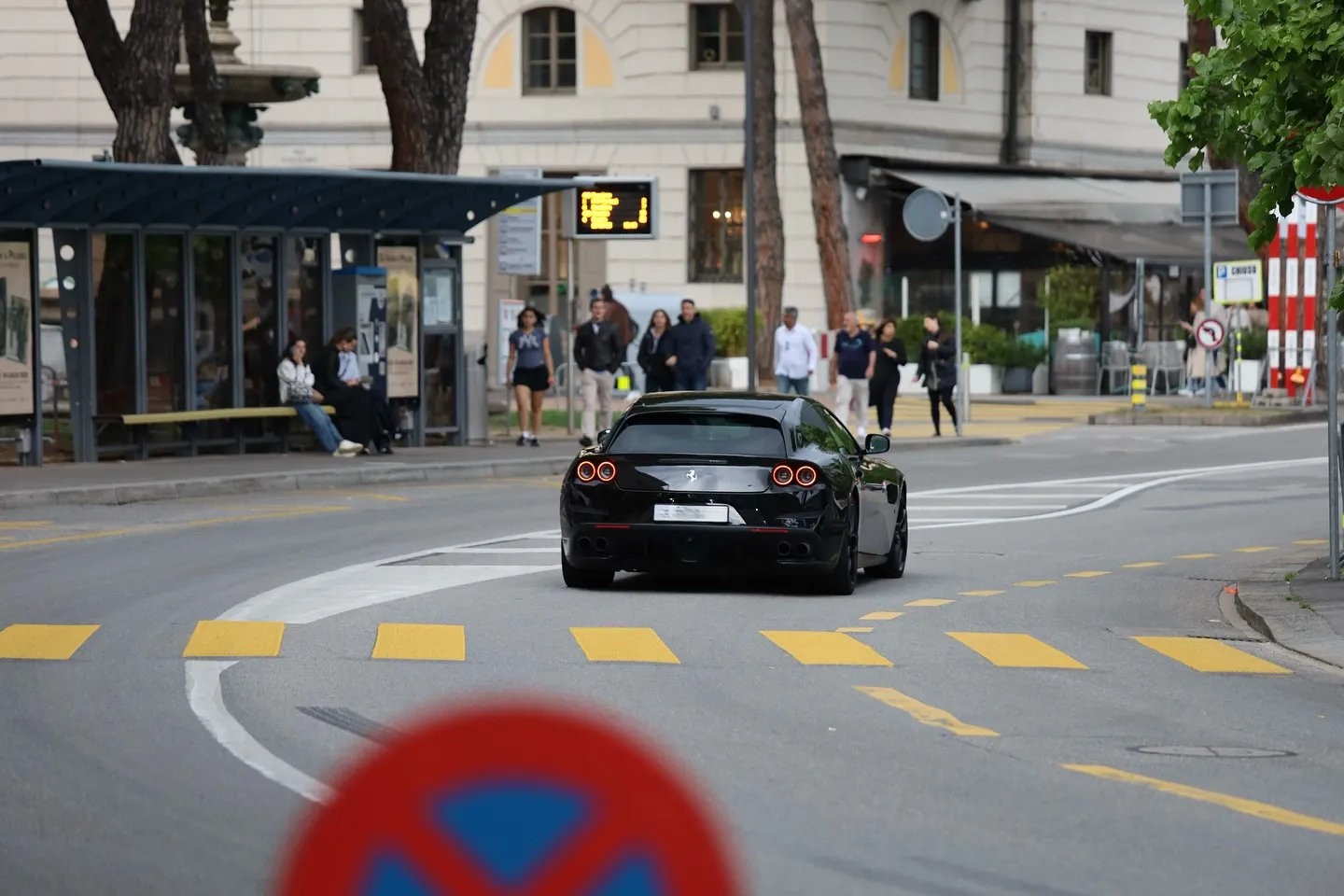 Scena urbana osservata lungo una strada del centro città.