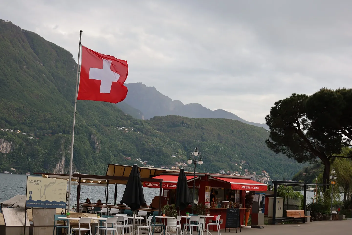 Svizzera — bandiera elvetica e rilievi alpini in una sosta di viaggio.