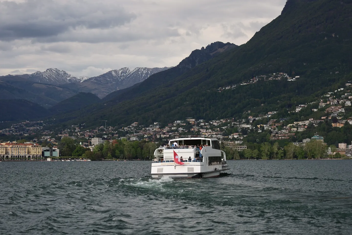 Lago di Lugano — navigazione tra città e montagne.