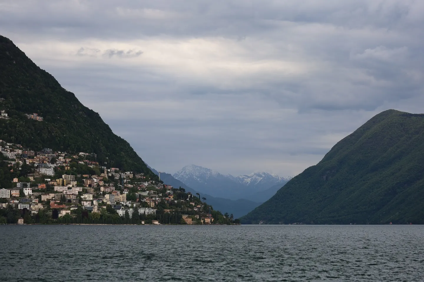 Lago di Lugano — acqua e montagne che chiudono l'orizzonte.