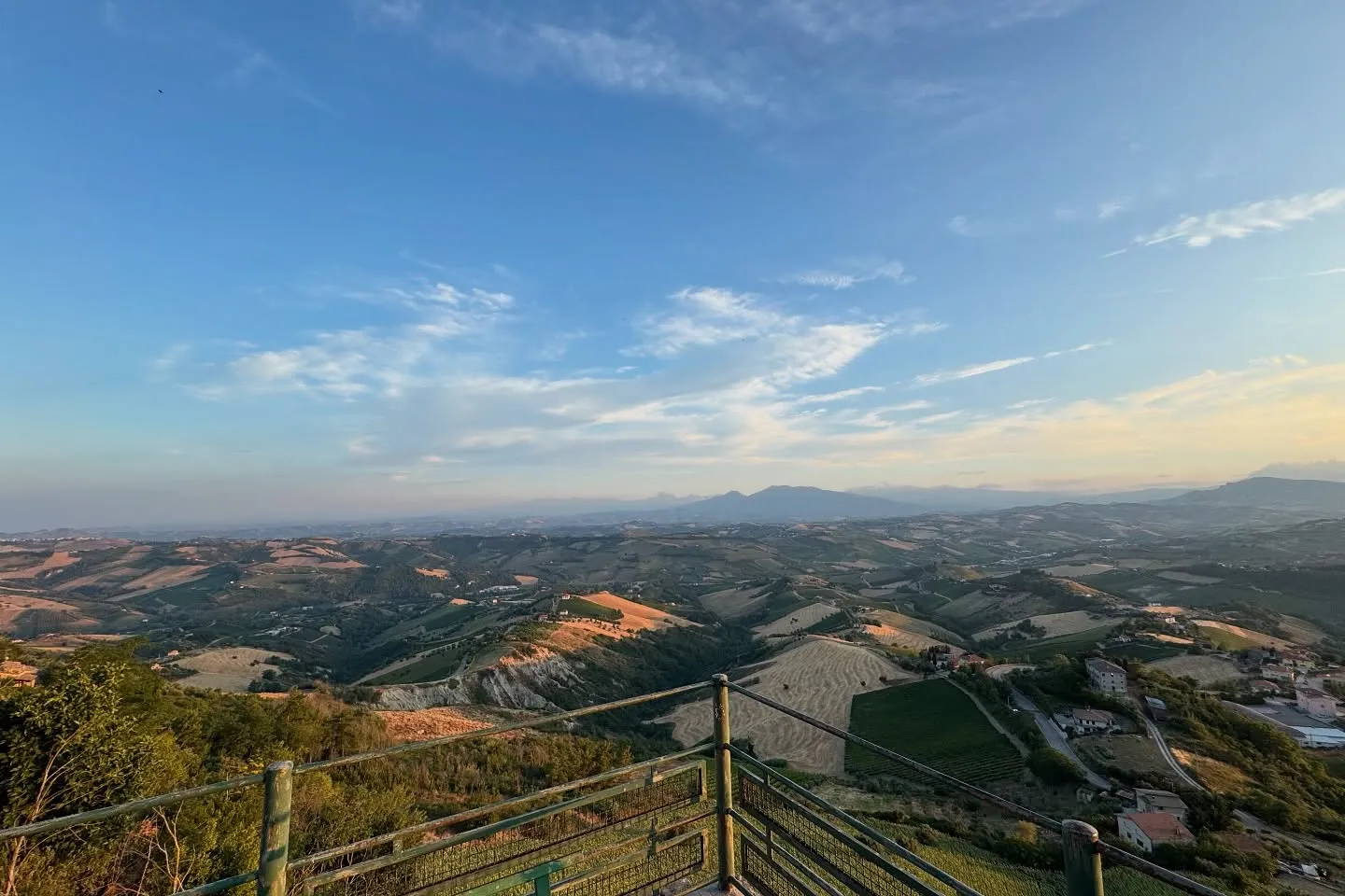 Paesaggio agricolo e collinare osservato dall'alto.