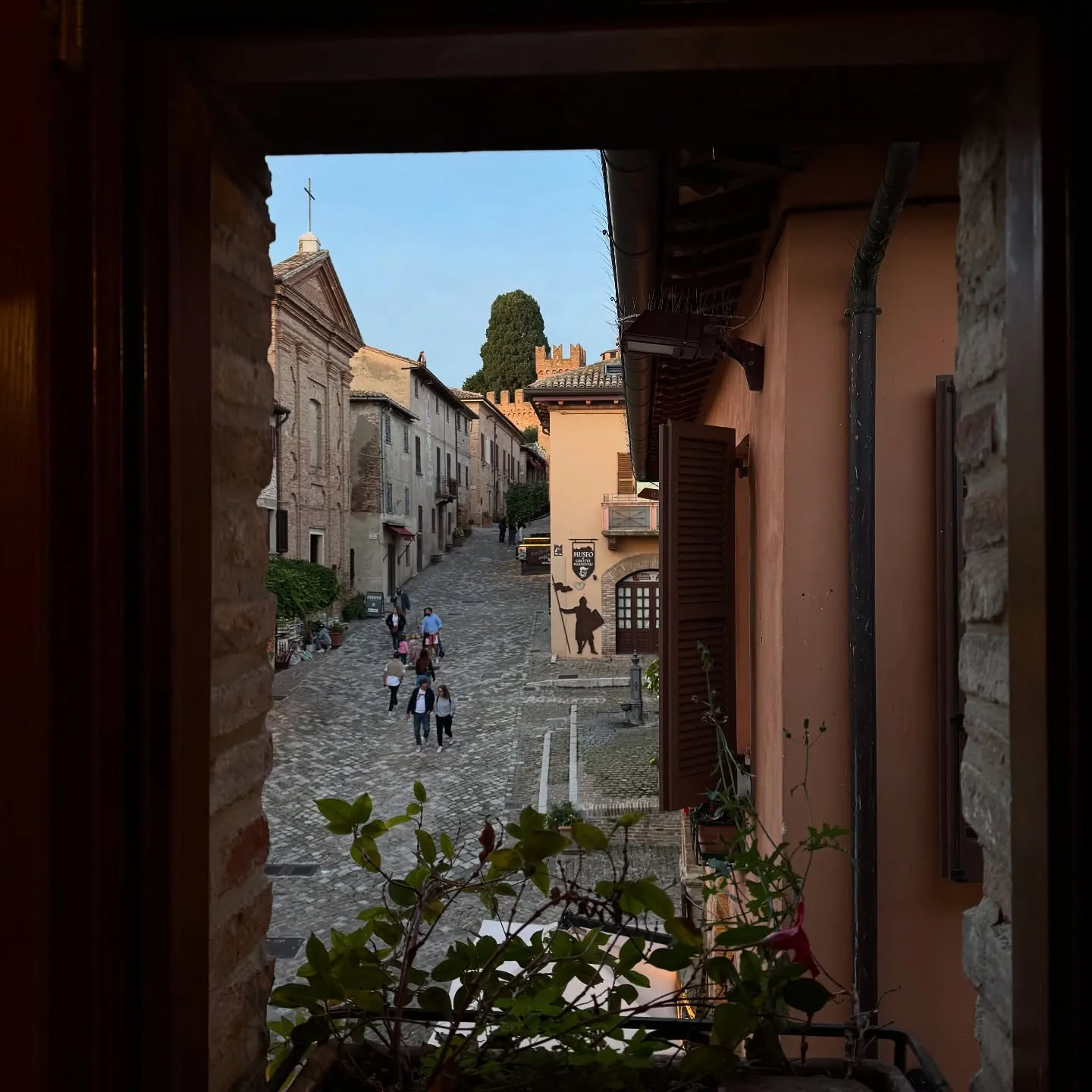 Scorcio raccolto tra vicoli e case di un borgo storico.
