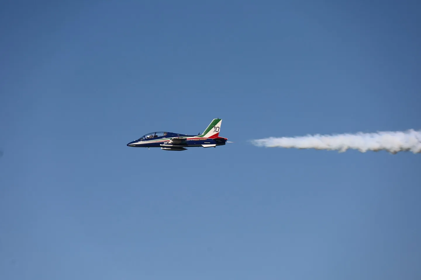 Solista delle Frecce Tricolori in passaggio laterale.
