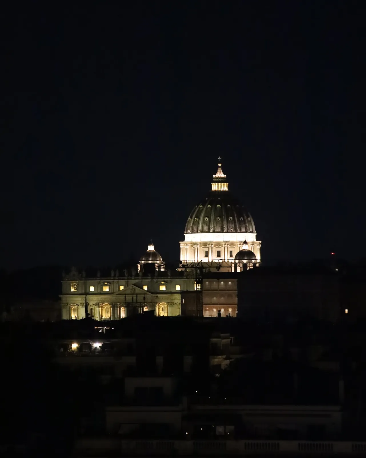 Città del Vaticano — Basilica di San Pietro illuminata nella notte.