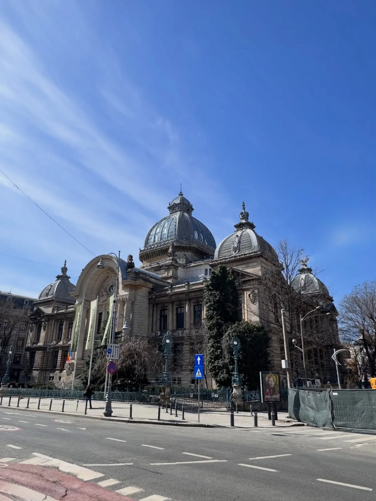 Bucarest — architettura monumentale del centro sotto un cielo terso.