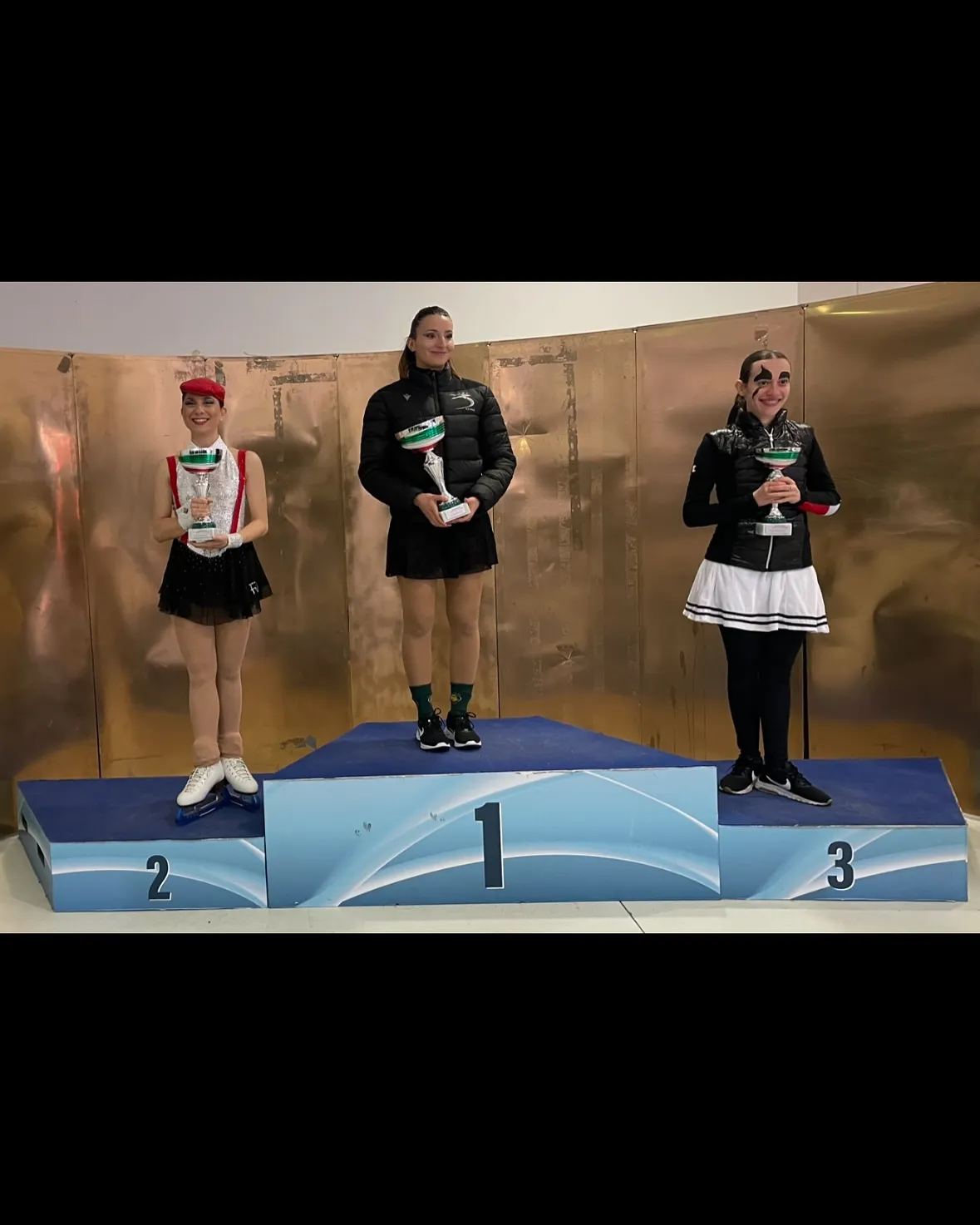 Podio di gara con le atlete premiate al termine della competizione.