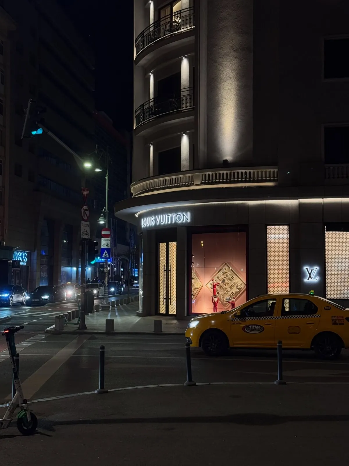 Bucarest — atmosfera notturna lungo una strada del centro.