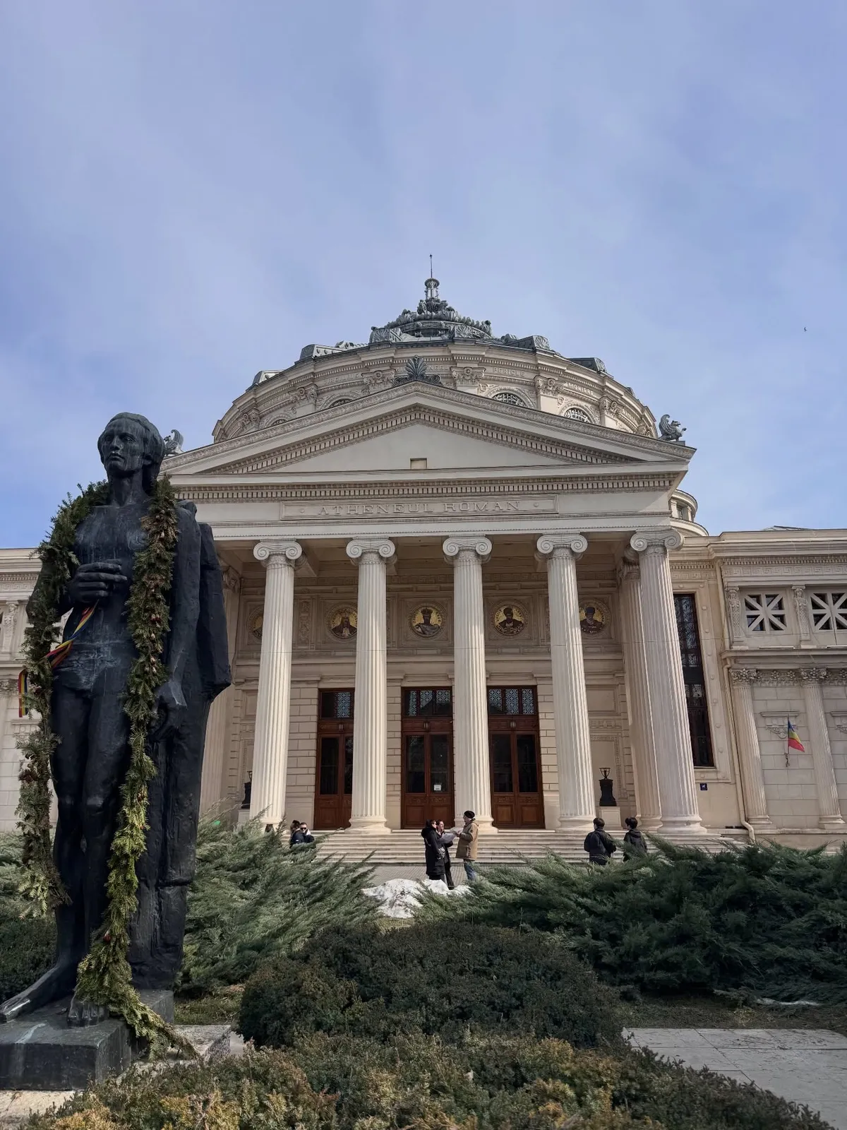 Bucarest — l'Ateneo Romeno e la statua di Mihai Eminescu.