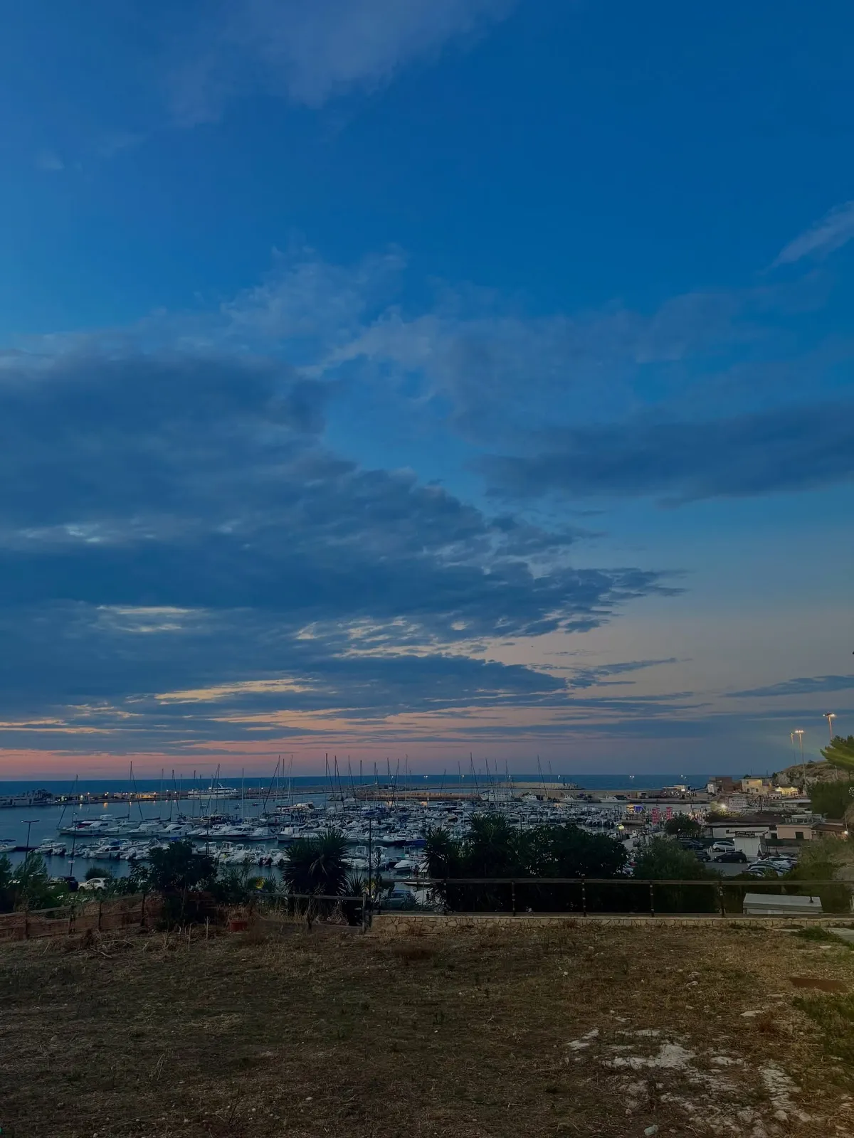 Città costiera all'ora blu, vista da una quota panoramica.