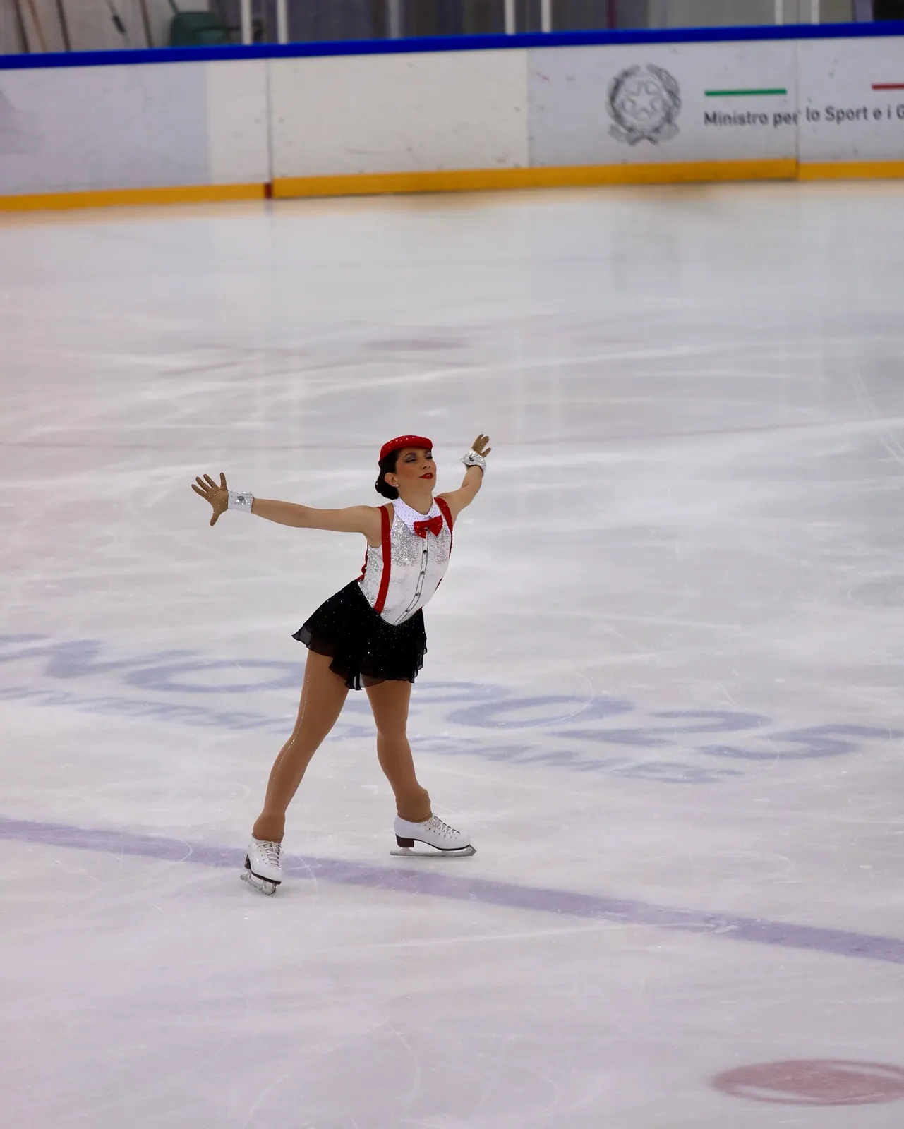 Atleta di pattinaggio artistico durante il programma di gara.