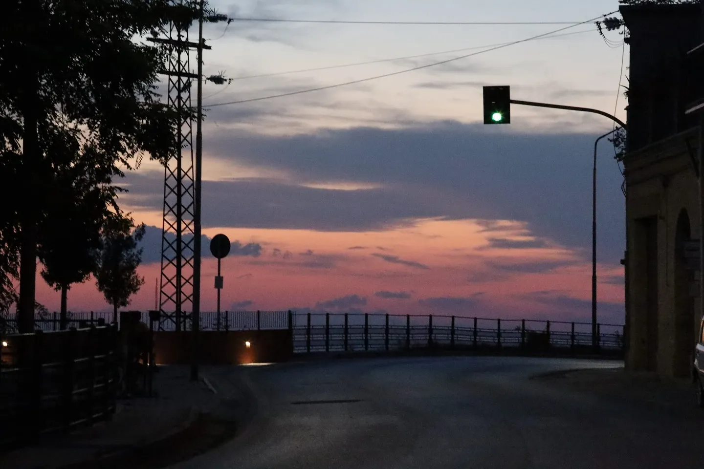 Ripatransone — tramonto lungo la strada che costeggia il borgo.