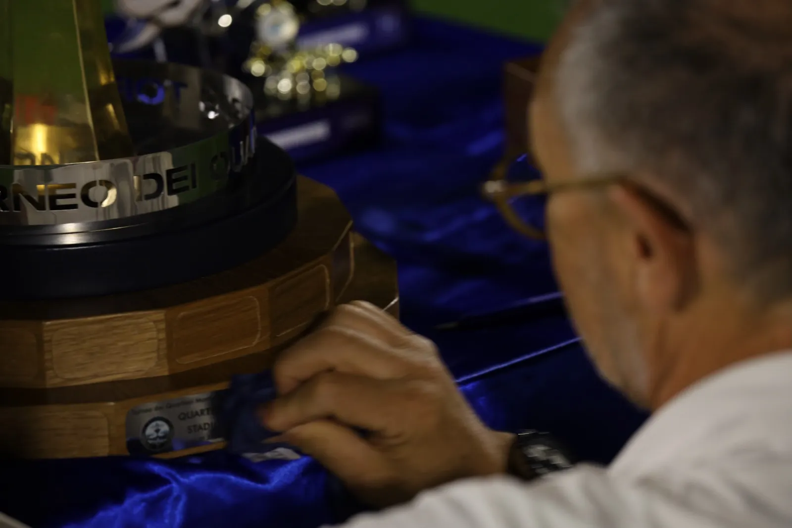 Preparazione artigianale di un trofeo, dettaglio di backstage.