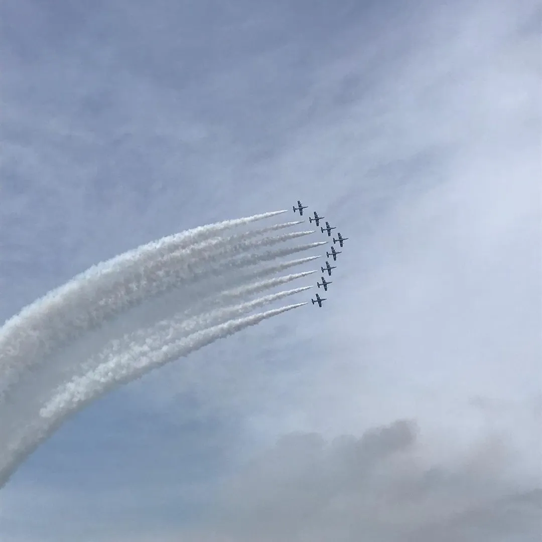 Frecce Tricolori durante una virata coordinata nel cielo nuvoloso.