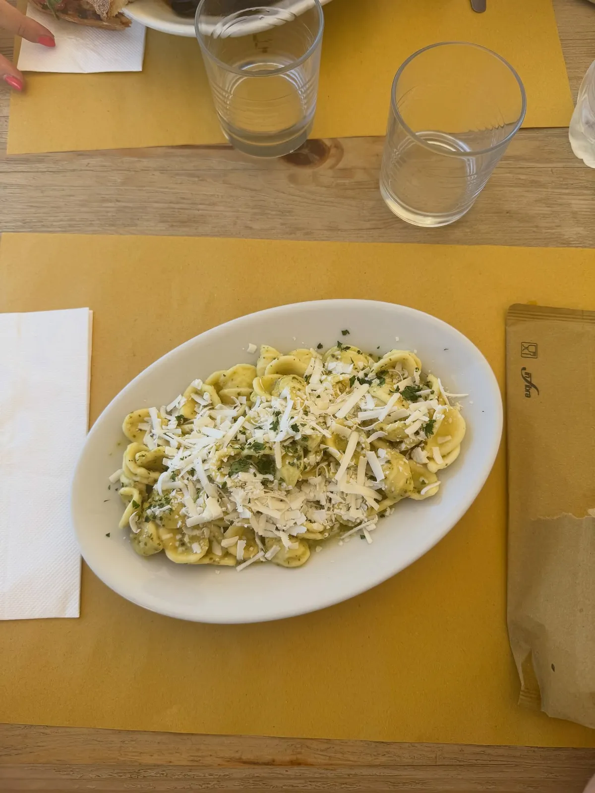 Dettaglio di un piatto durante un momento conviviale.