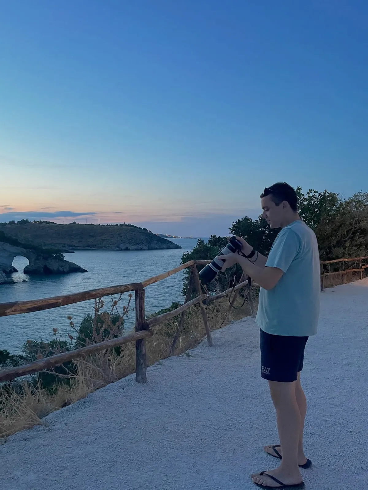 Momento informale sulla costa con una fotocamera tra le mani.