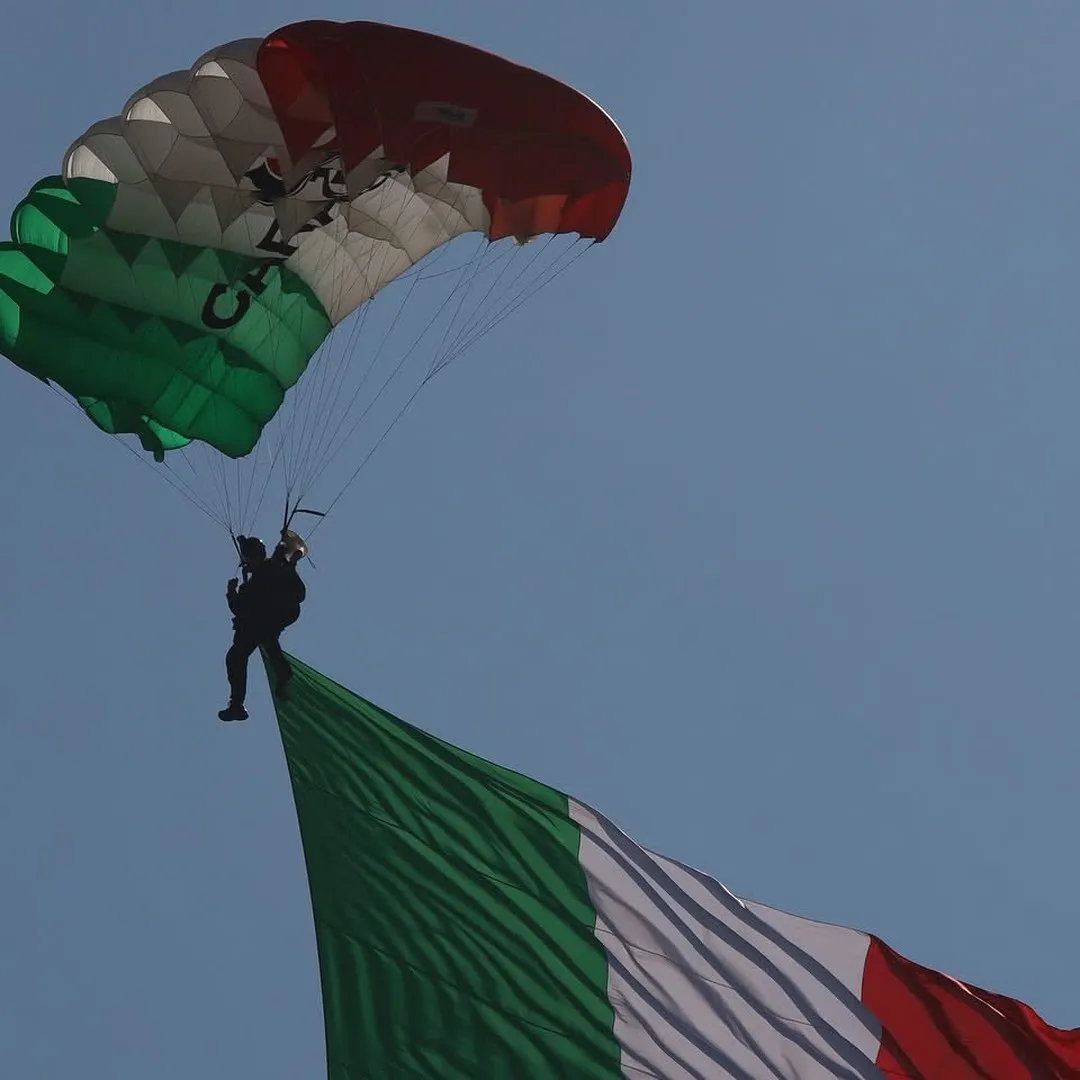 Paracadutista con il tricolore durante una manifestazione aerea.