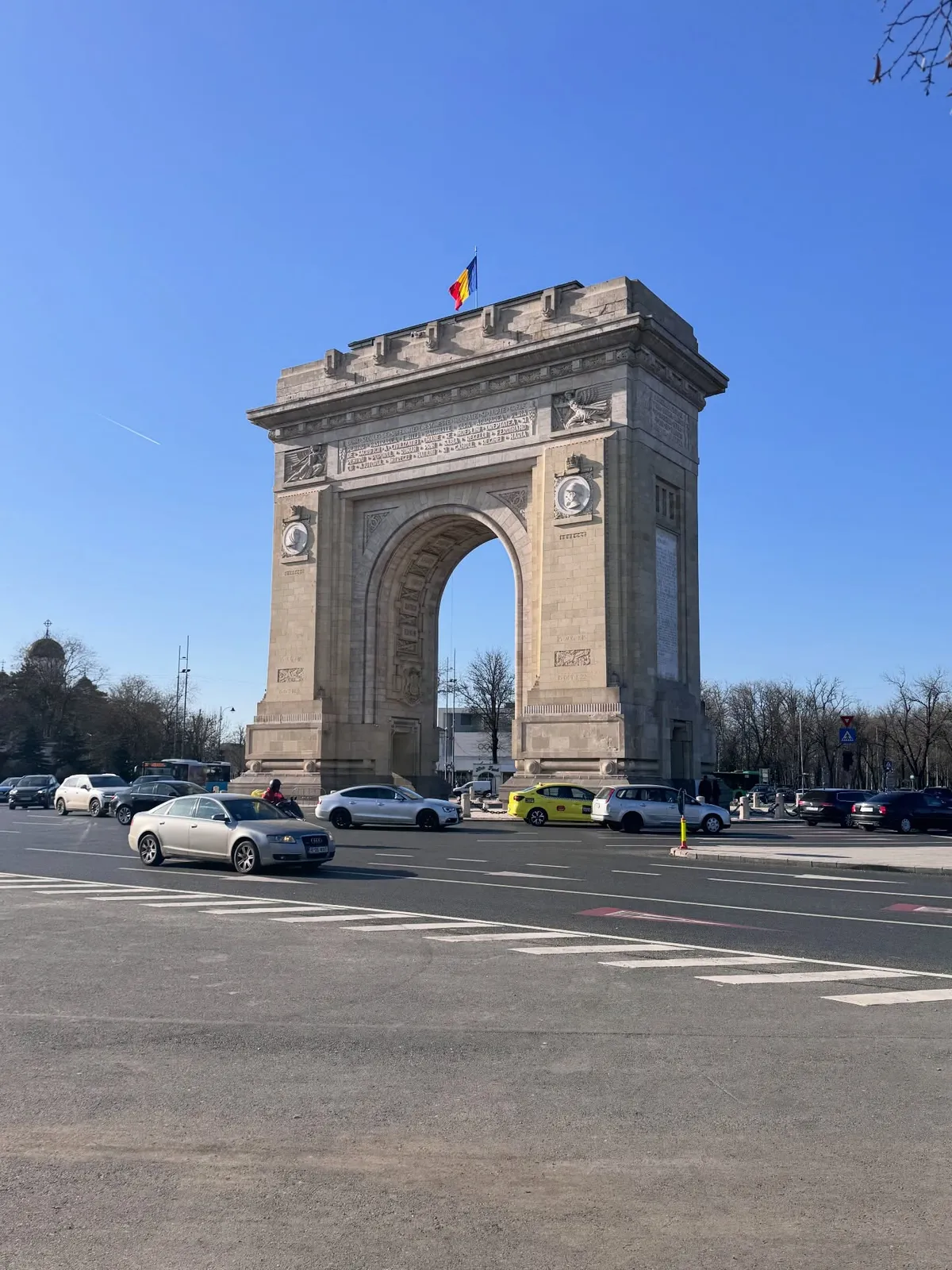 Bucarest — Arcul de Triumf in una giornata limpida.