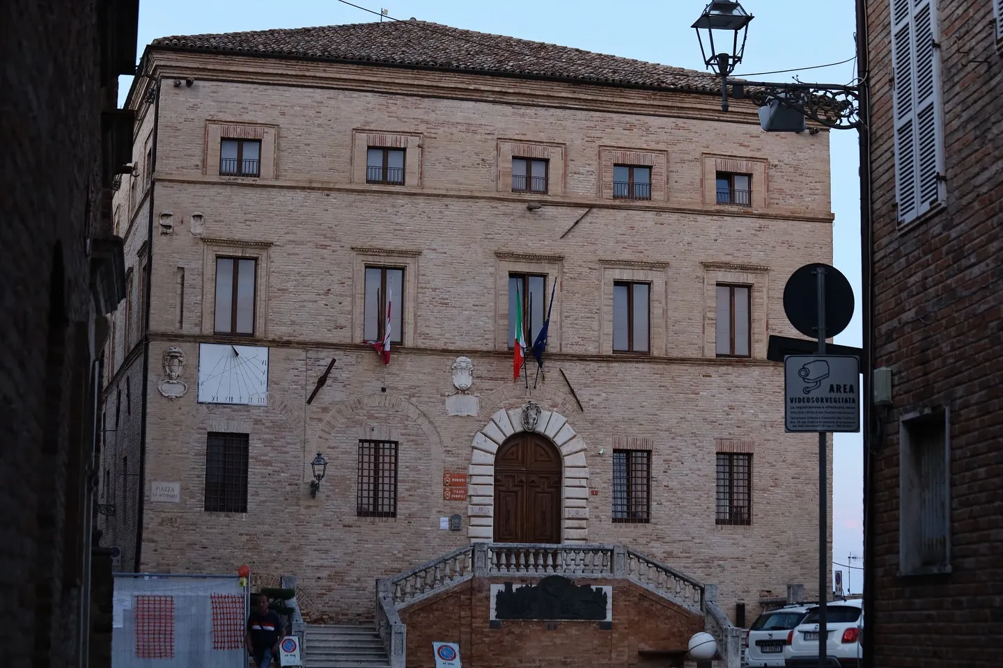Palazzo civico in mattoni nel cuore di un borgo marchigiano.