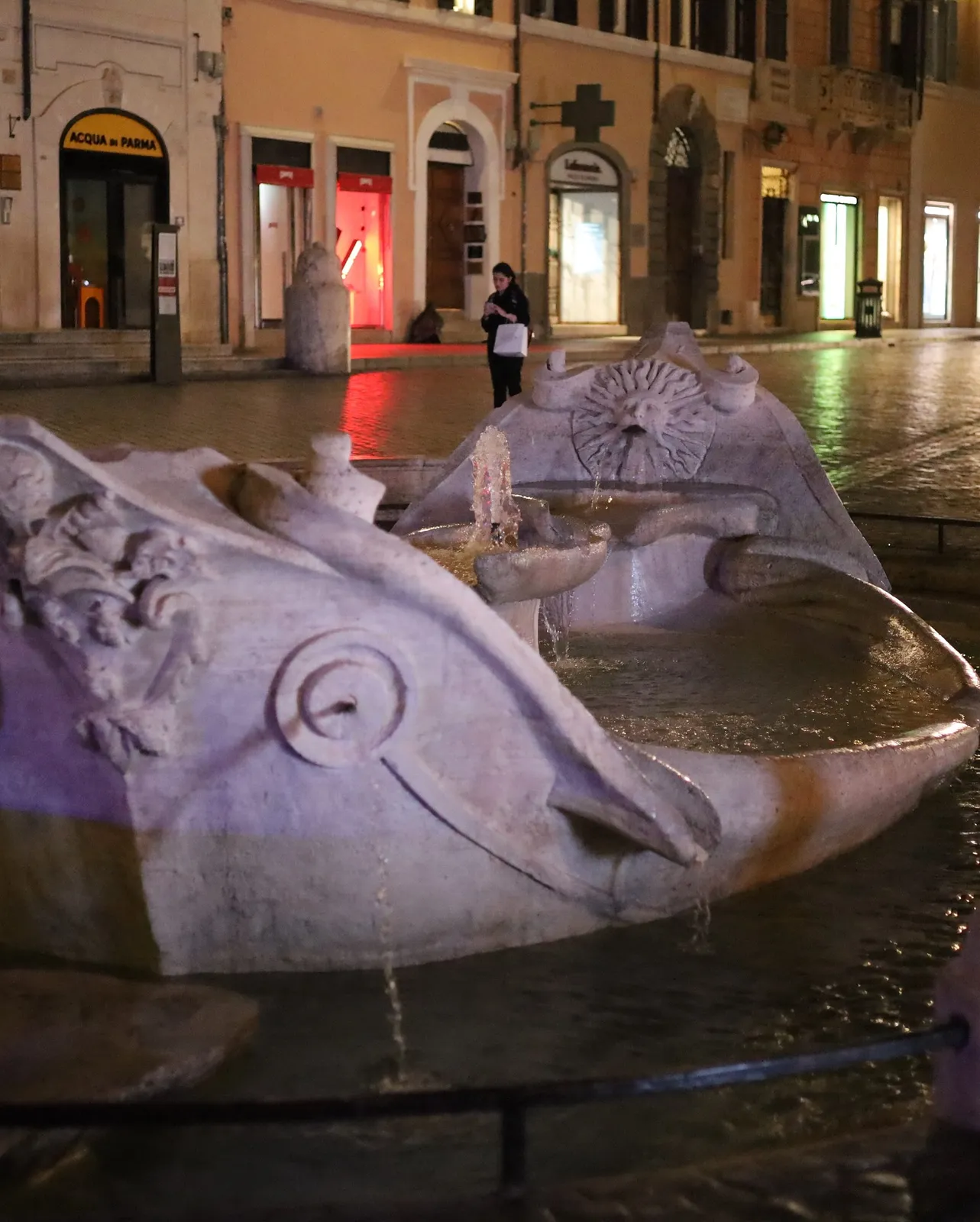 Roma — fontana nel centro storico, tra pietra e luci notturne.