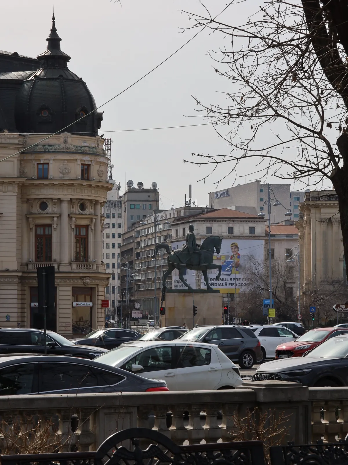 Bucarest — traffico e architettura storica nel centro città.