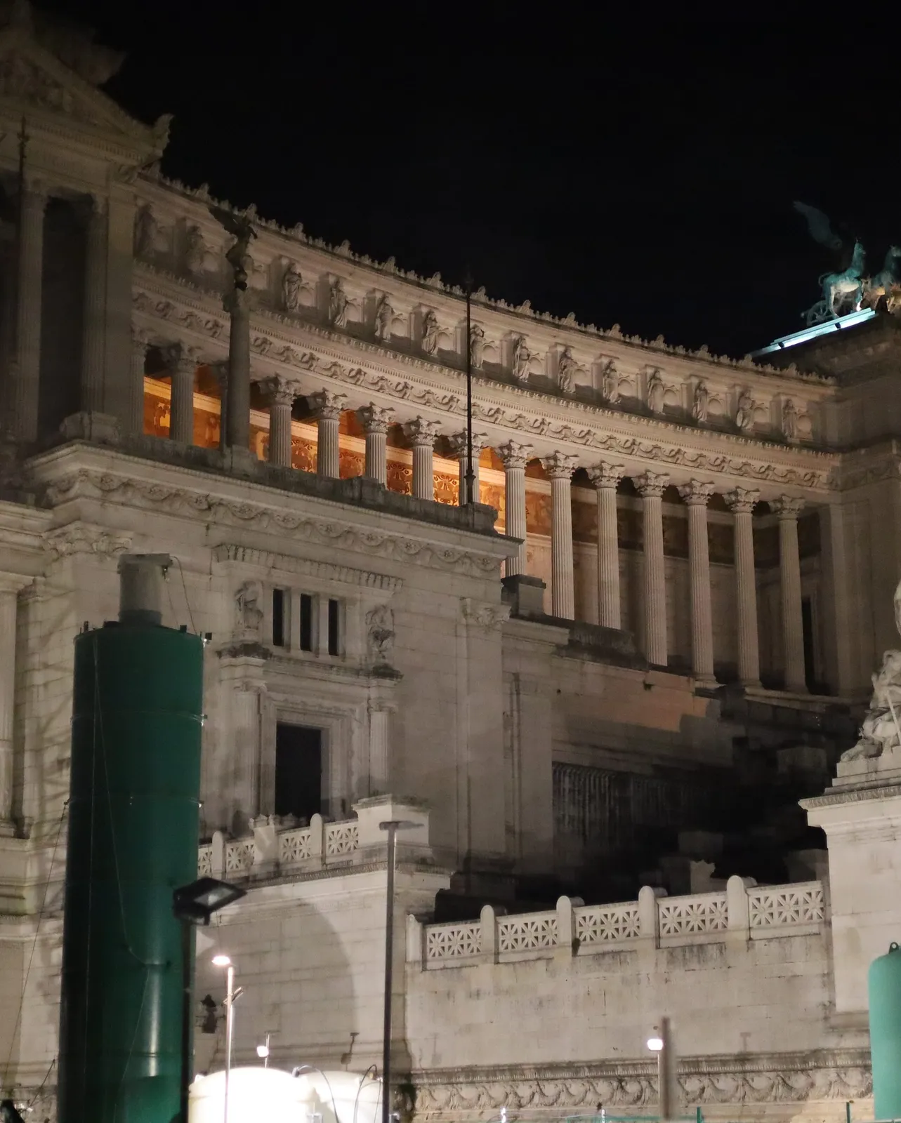 Roma — il Vittoriano osservato di notte da una prospettiva laterale.