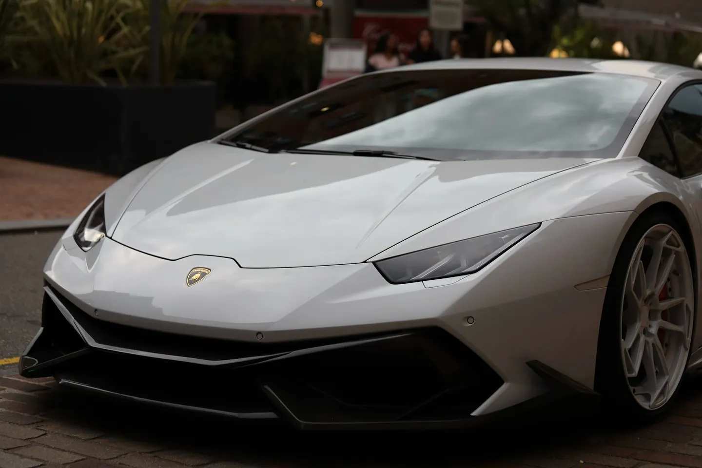 Lamborghini fotografata durante un'esposizione o incontro motoristico.