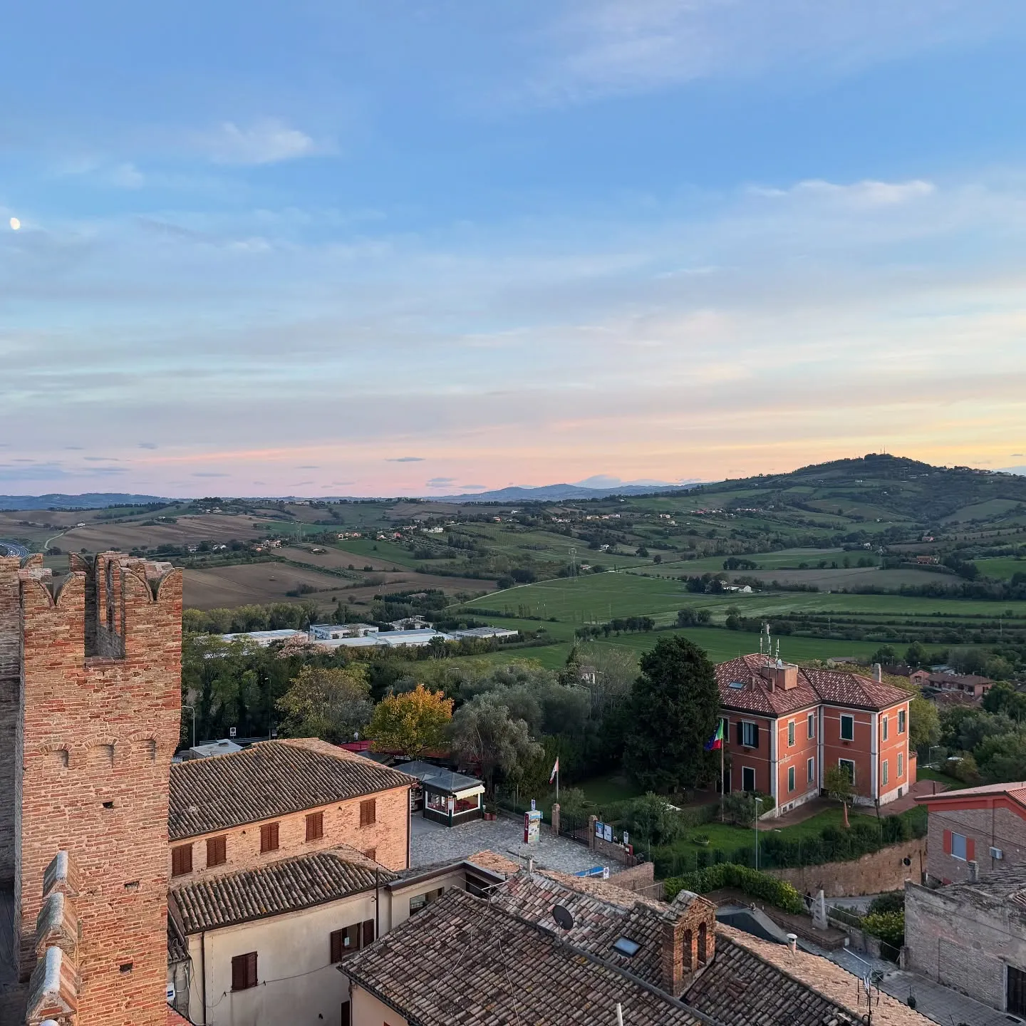 Paesaggio collinare osservato dalle mura di un borgo.
