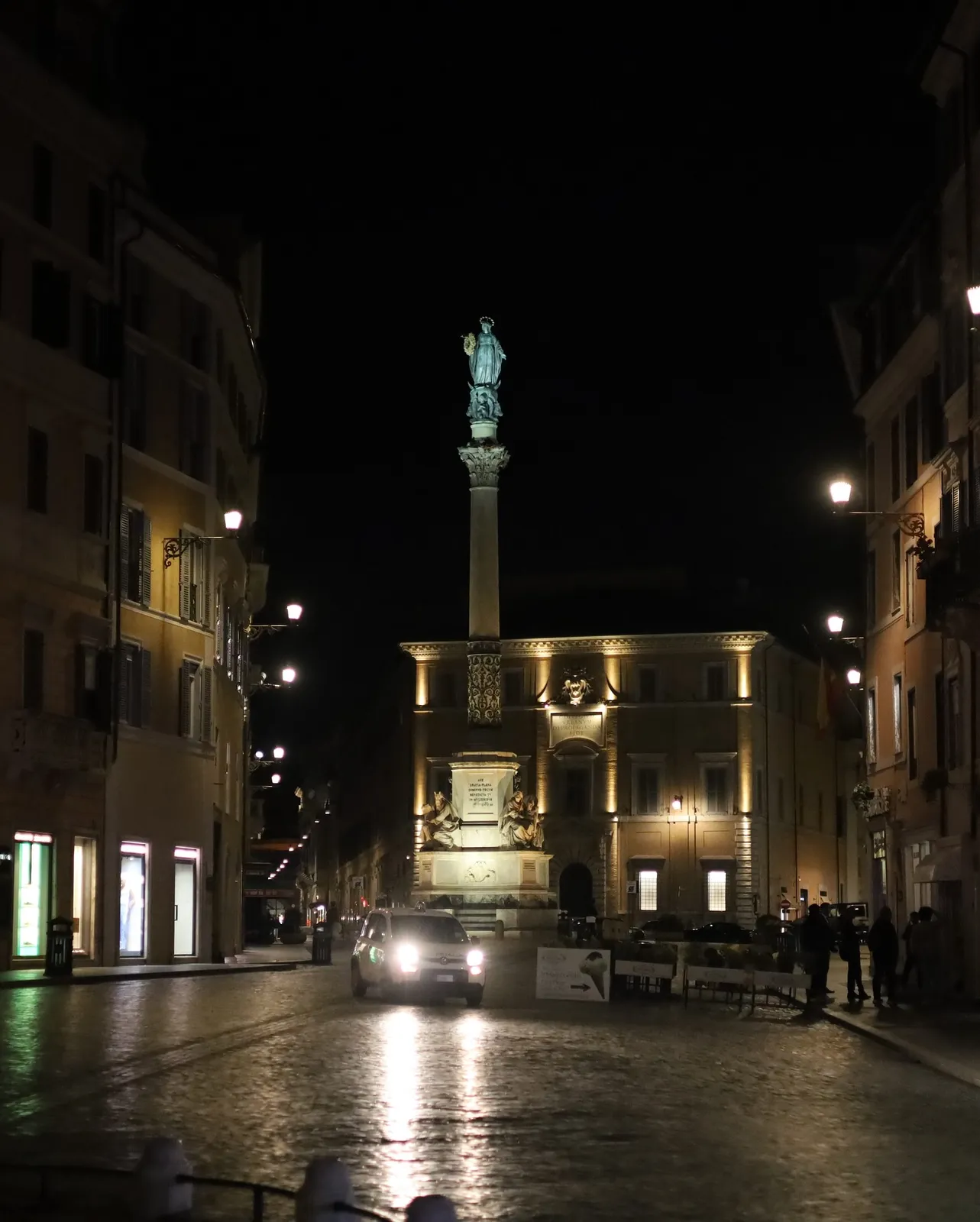 Roma — la Colonna dell'Immacolata in Piazza Mignanelli nella notte.