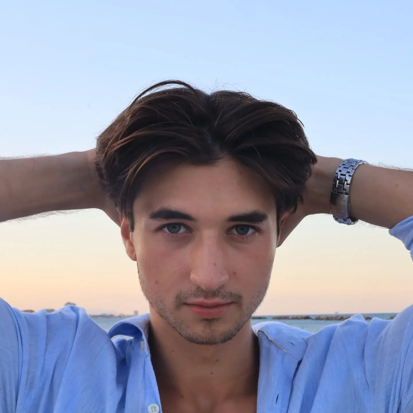 Ritratto frontale in luce naturale vicino al mare.