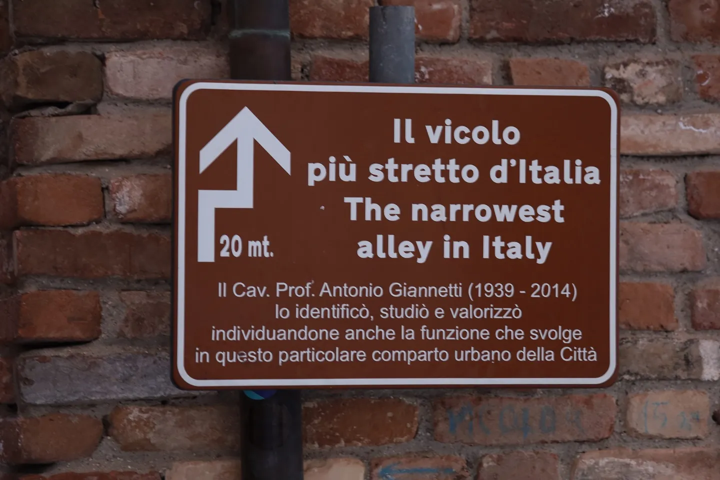 Ripatransone — l'indicazione del vicolo più stretto d'Italia.
