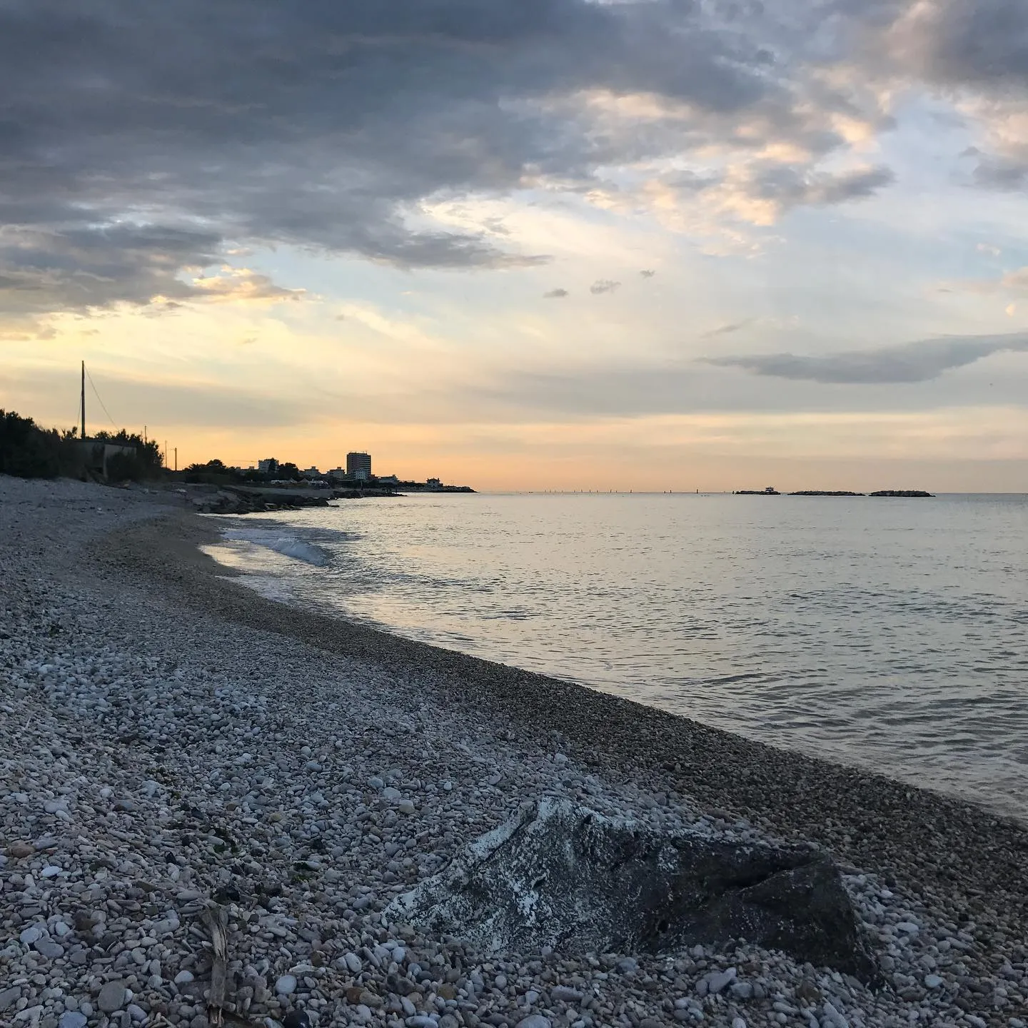 Mare Adriatico al tramonto, con la linea di costa che si perde in lontananza.