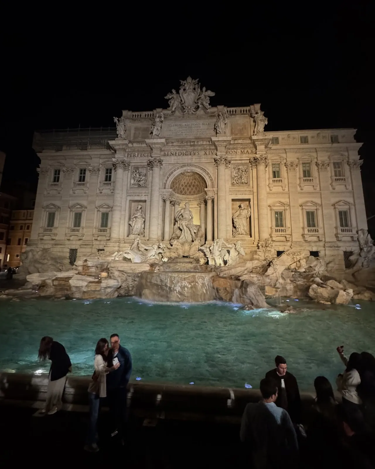 Roma — Fontana di Trevi illuminata nella notte.