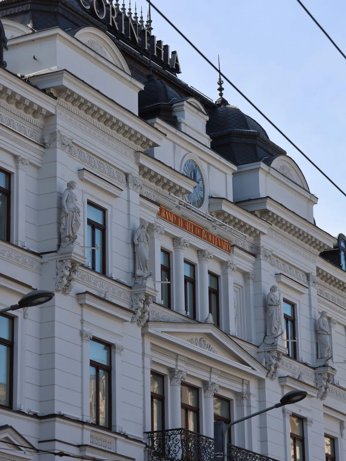 Bucarest — dettaglio delle facciate storiche lungo Calea Victoriei.