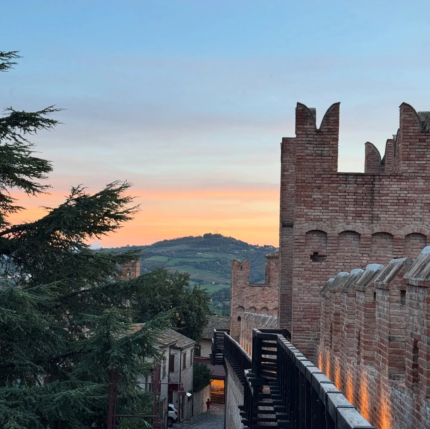 Gradara — camminamento e mura del borgo al tramonto.